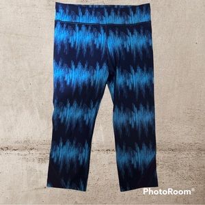 NWT Women Under Armour UAStudio Light & Navy Blue Pattern Capri Leggings Medium